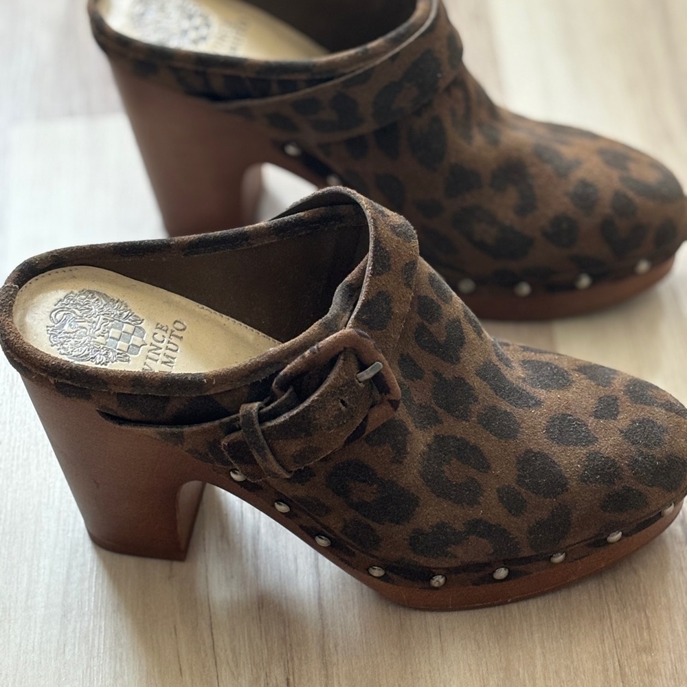 NWOB Vince Camuto Studded Ceena Clogs